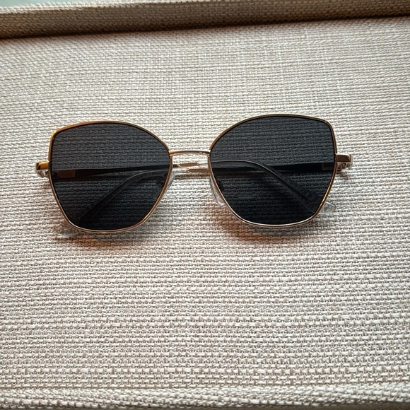 CUTE STRUCTURED CAT EYE SUNGLASSES (OS) - Picture 3 of 7